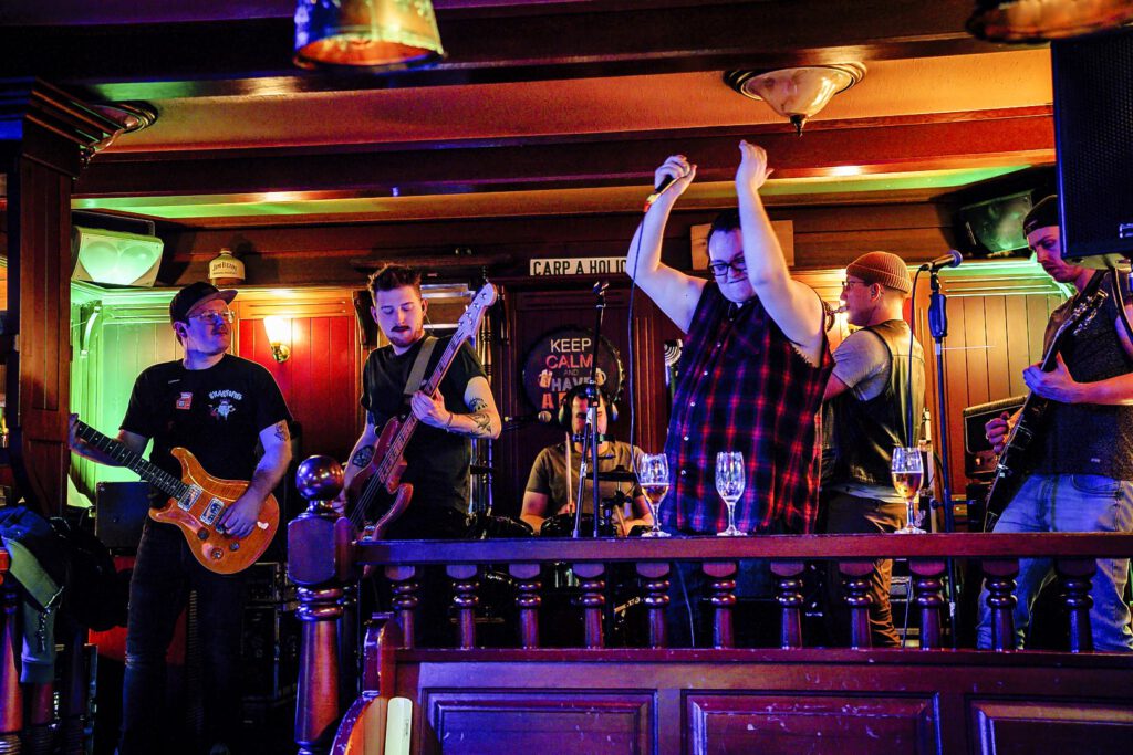 Band spielt Live-Musik in Bar.