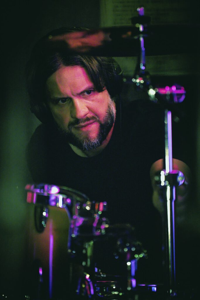 Schlagzeuger konzentriert sich hinter seinem Drumset.