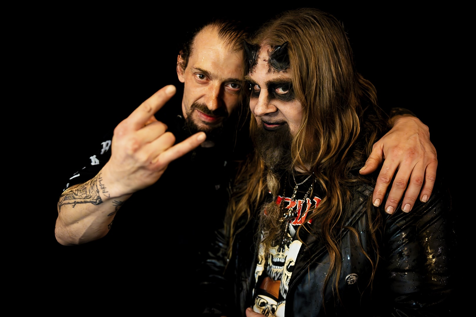 Zwei Männer in Leder und mit Metall-Musik-Outfits.