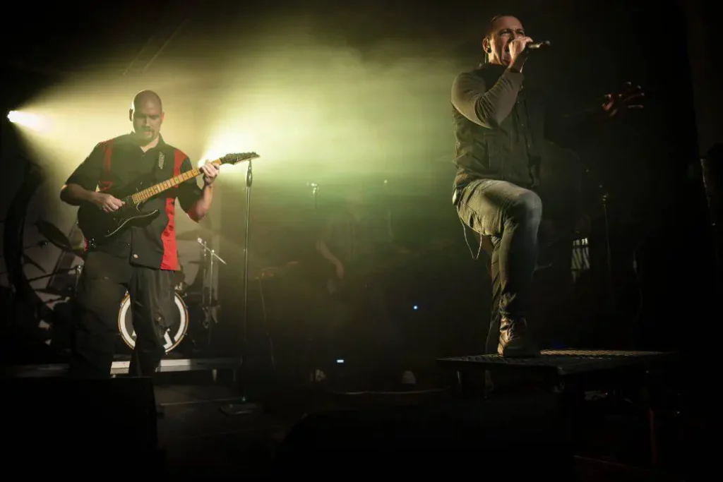 Band spielt Live-Musik auf einer beleuchteten Bühne.