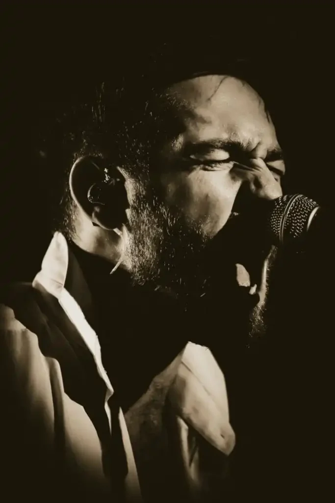 Sänger performt leidenschaftlich in Schwarz-Weiß.