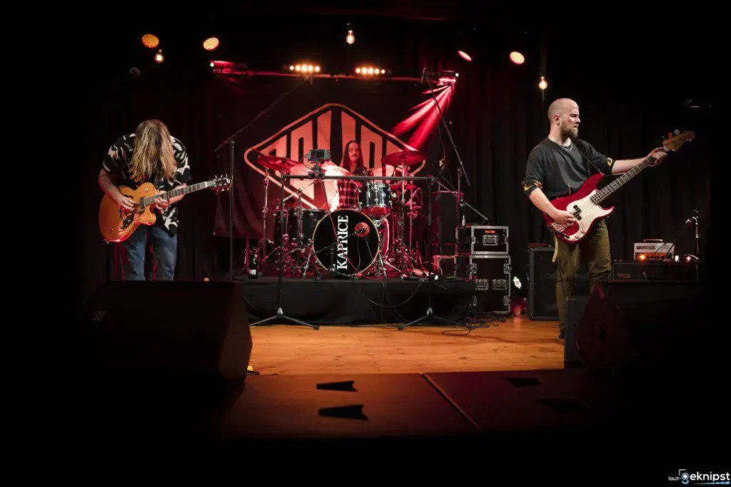 Rockband performt live auf Bühne.