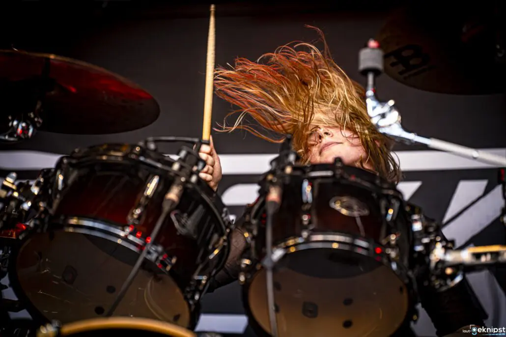 Schlagzeuger mit fliegenden Haaren beim Spielen.