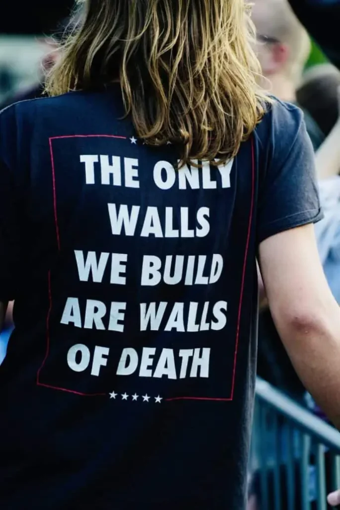 Text auf T-Shirt mit politischer Botschaft.