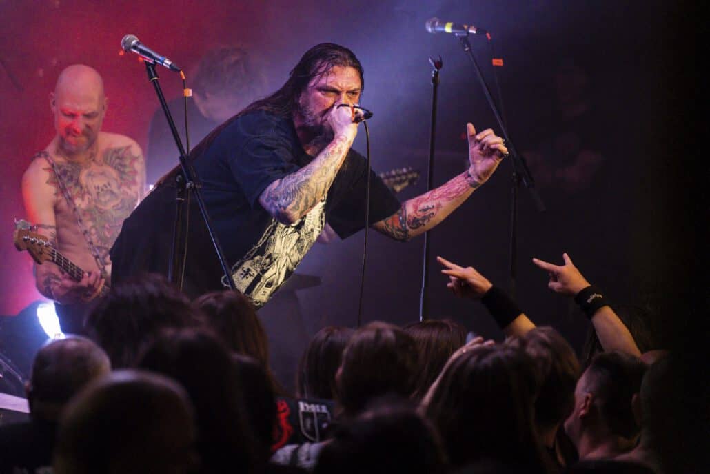 Rockband performt live vor enthusiastischem Publikum.