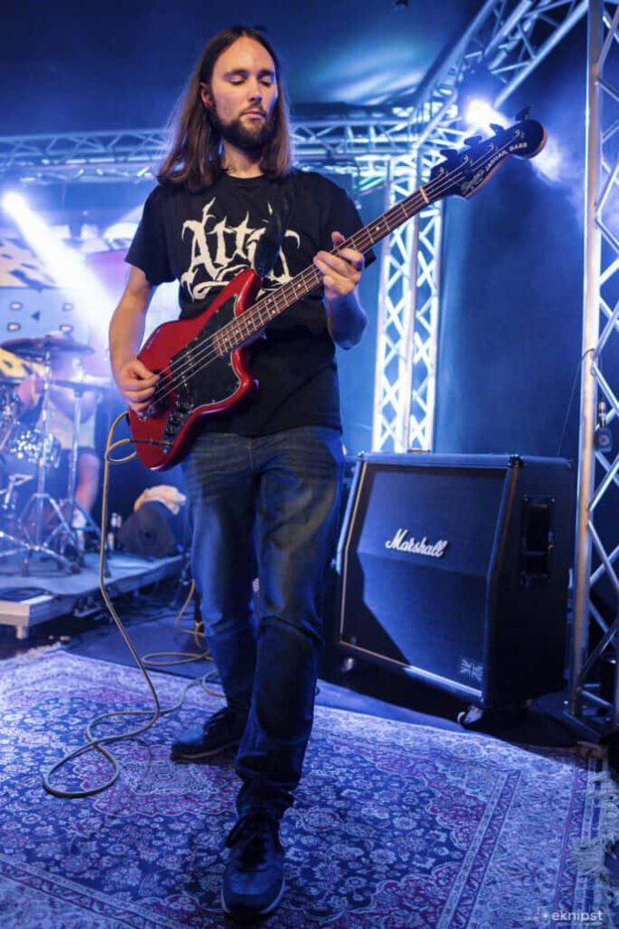 Bassist spielt live auf Bühne mit Marshall-Verstärker