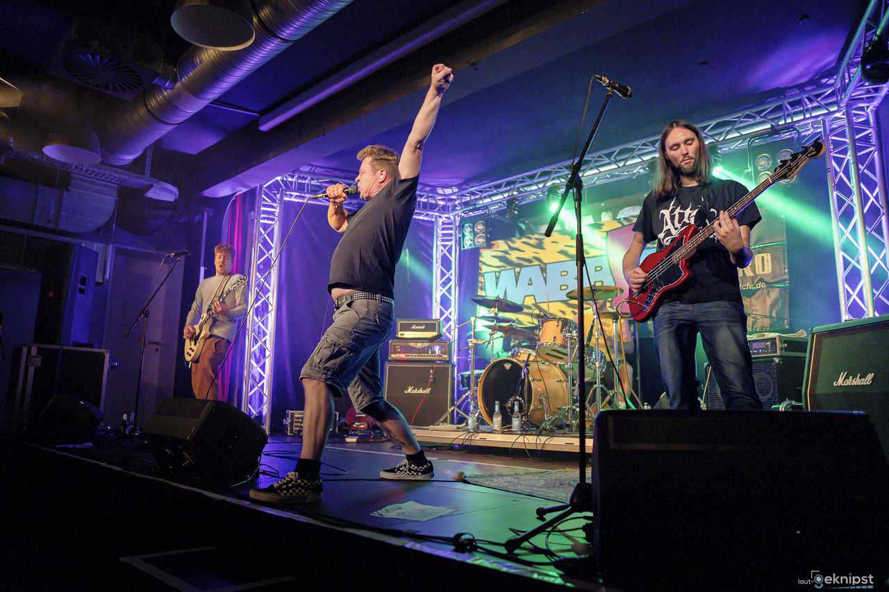 Rockband performt live auf einer Bühne.