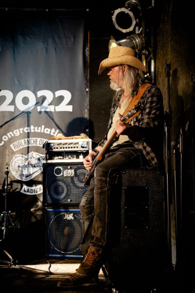 Gitarrist mit Cowboyhut spielt auf Bühne 2022.