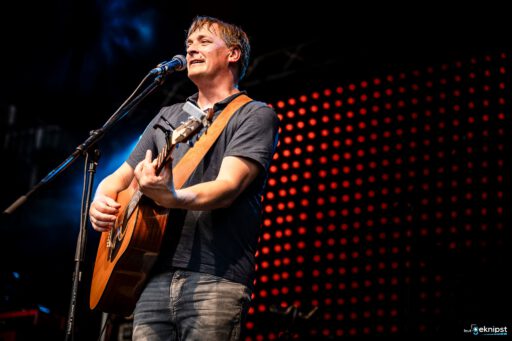 Musiker spielt Gitarre auf Bühne