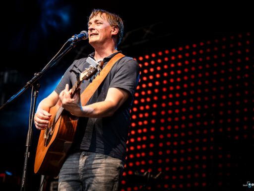 Musiker spielt Gitarre auf Bühne