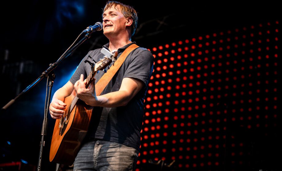 Musiker spielt Gitarre auf Bühne