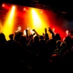 Konzert mit Band und Publikum im Vordergrund