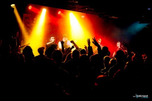 Konzert mit Band und Publikum im Vordergrund