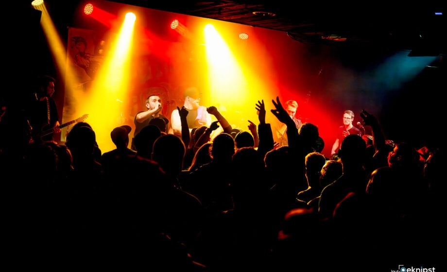 Konzert mit Band und Publikum im Vordergrund