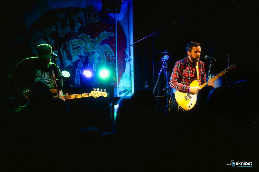 Band spielt live auf der Bühne