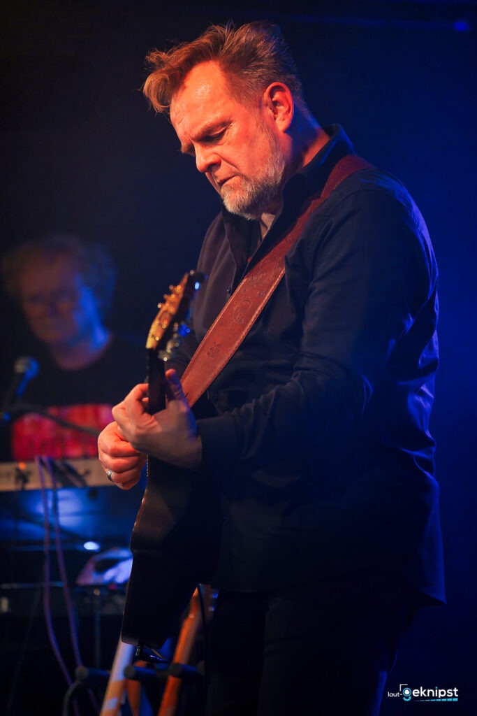 Gitarrenspieler auf der Bühne im Konzeptlicht