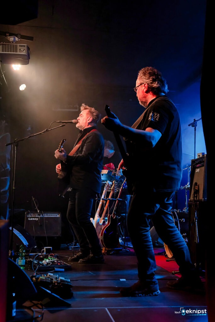 Band spielt Live-Musik auf der Bühne