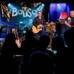 Band tritt live auf Bühne auf