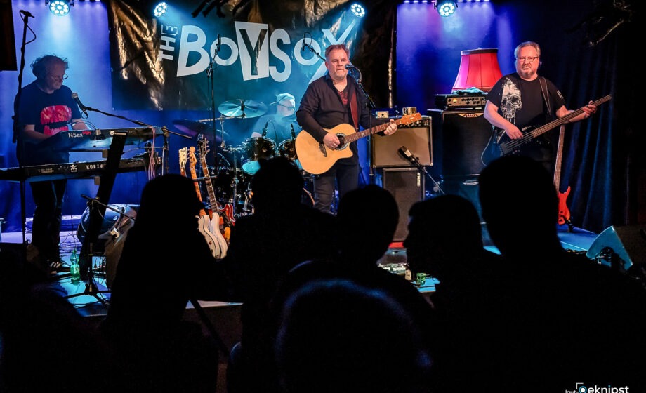 Band tritt live auf Bühne auf