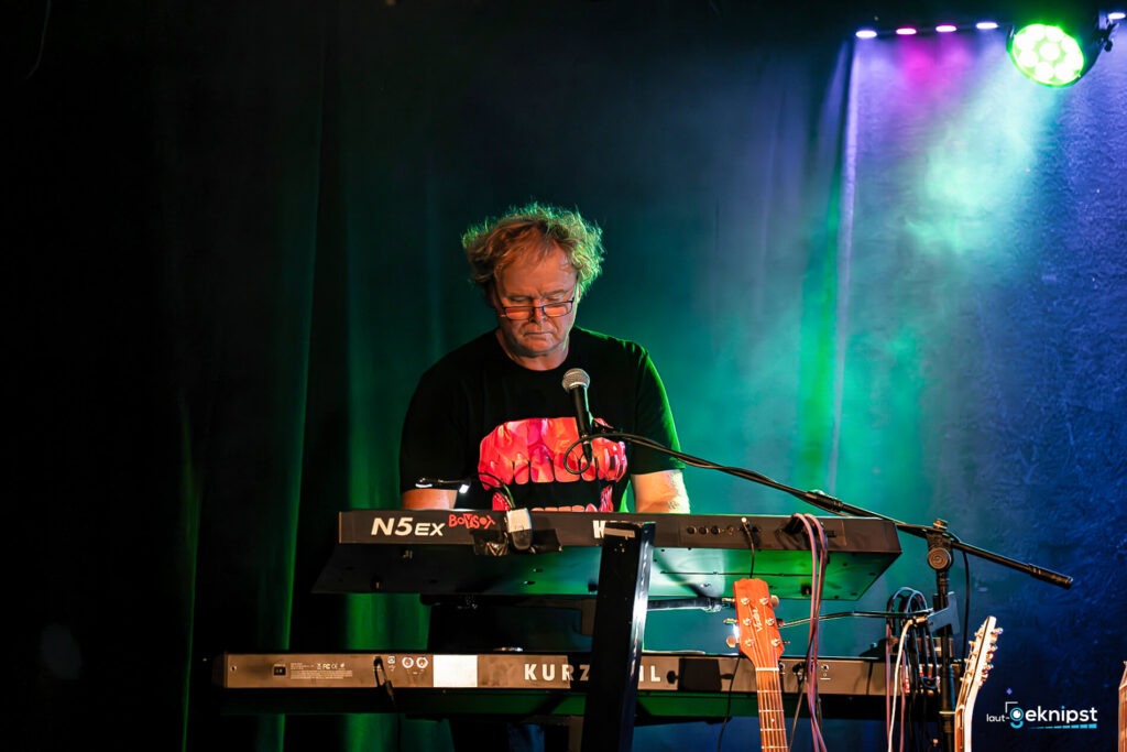 Musiker spielt Keyboard auf der Bühne