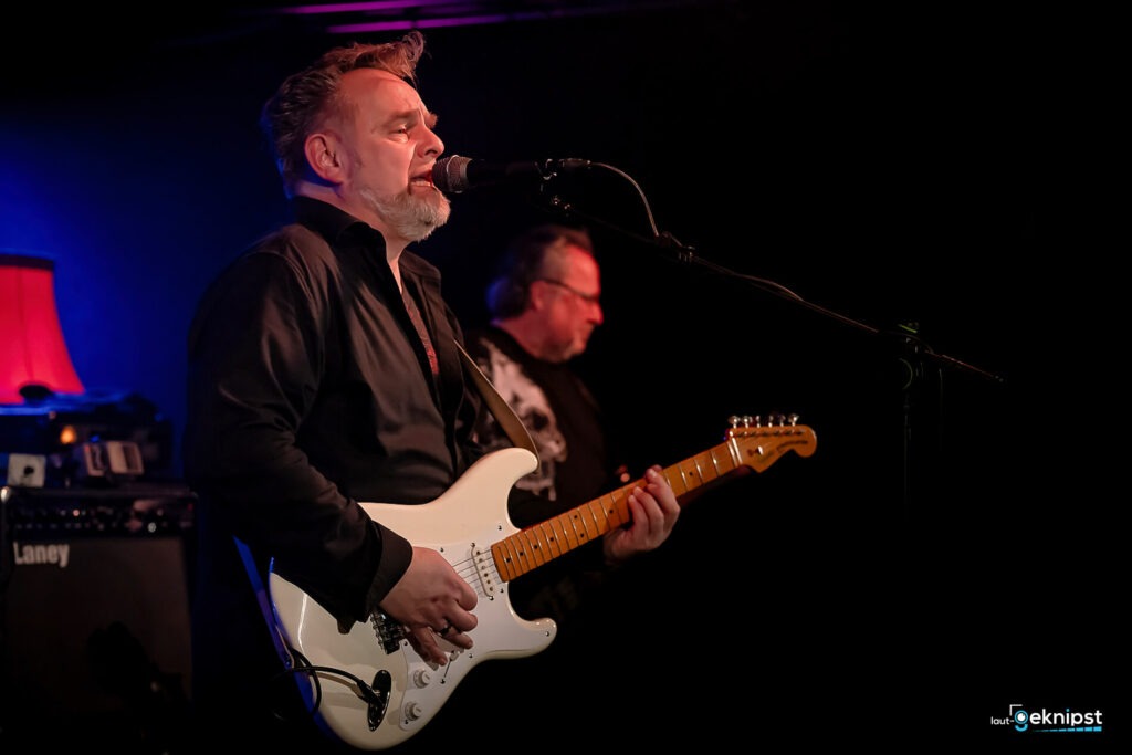 Musiker spielt Gitarre auf der Bühne