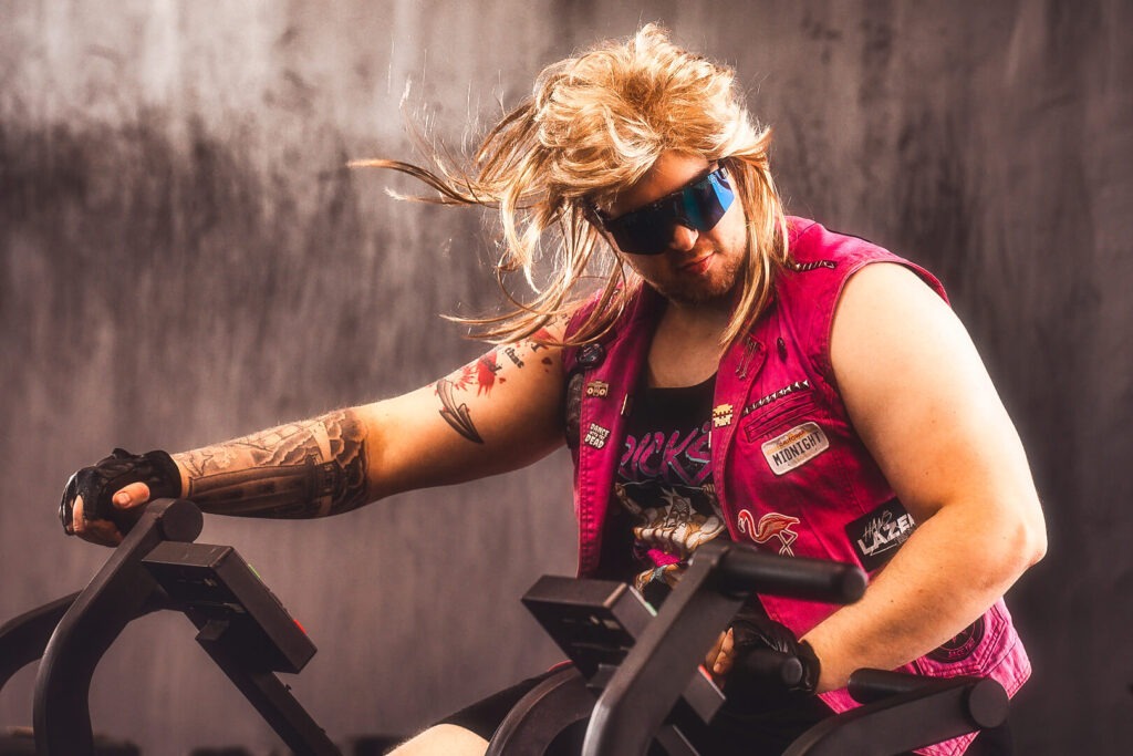 Person mit Mähne auf Spinning-Rad