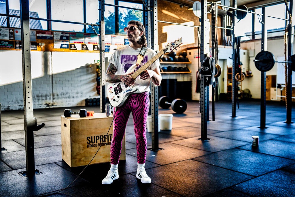 Mann mit Gitarre im Fitnessstudio