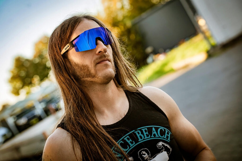 Person mit blauer Sonnenbrille im Freien