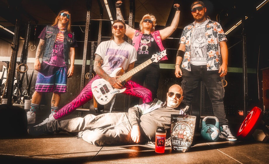 Rockband posiert mit Musikinstrumenten im Fitnessstudio