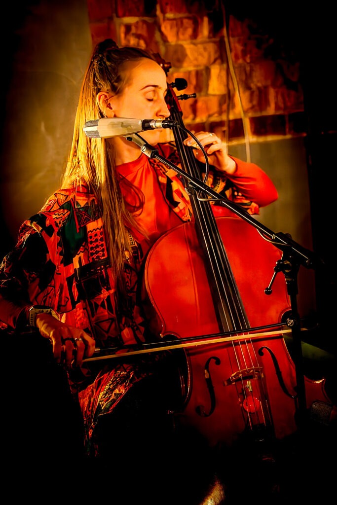 Frau spielt Cello in Konzert.