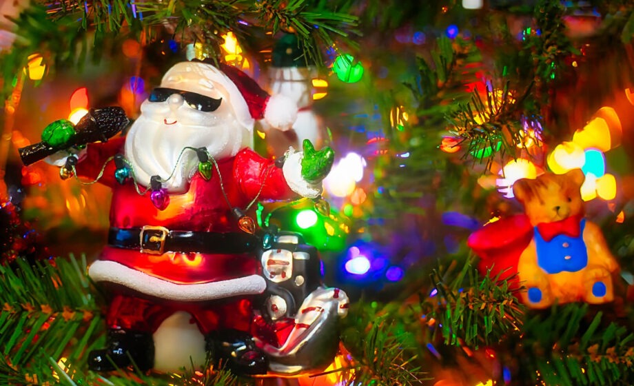 Weihnachtsschmuck mit Weihnachtsmann und Bär in Baum