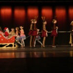 Kinderballett mit Weihnachtsmann im Schlitten auf Bühne