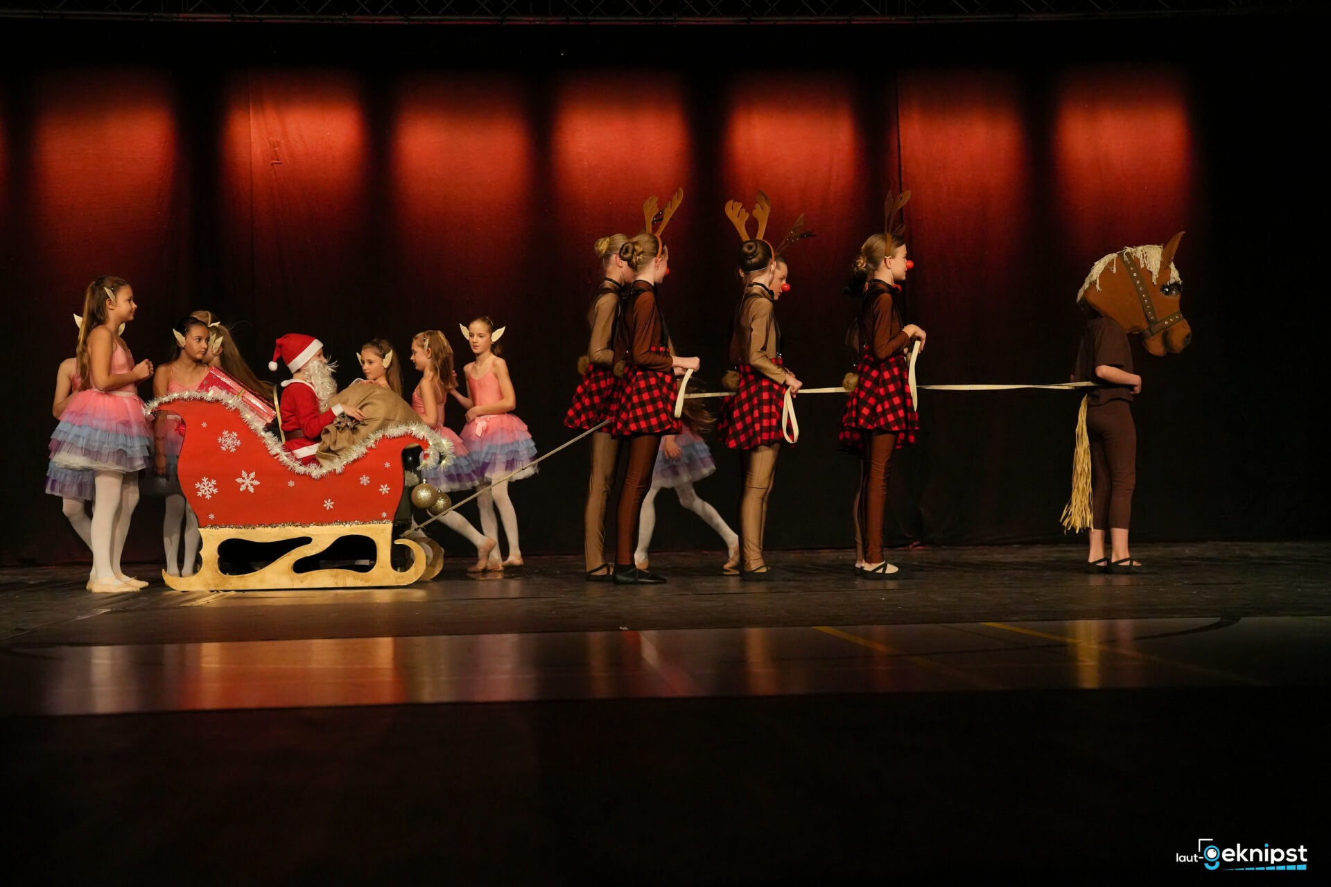 Kinderballett mit Weihnachtsmann im Schlitten auf Bühne