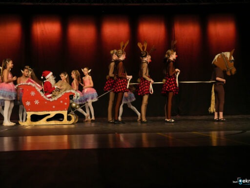 Kinderballett mit Weihnachtsmann im Schlitten auf Bühne