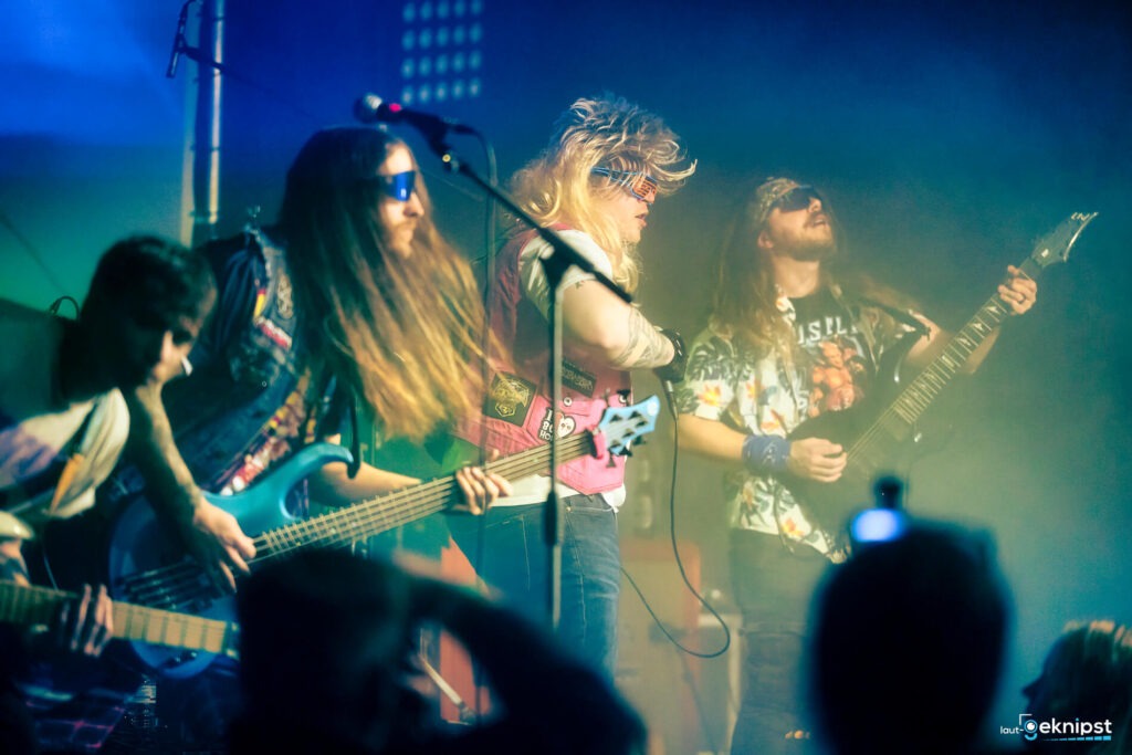 Band bei Rockkonzert auf der Bühne.