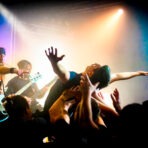 Crowdsurfing bei einem Rockkonzert