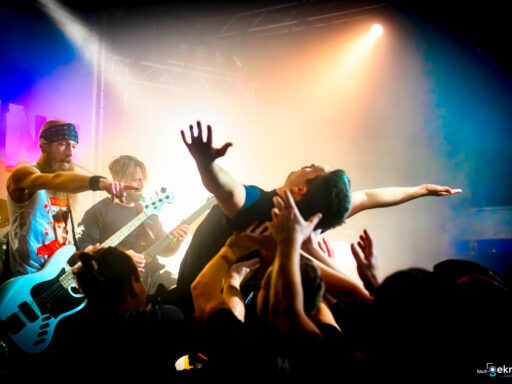 Crowdsurfing bei einem Rockkonzert