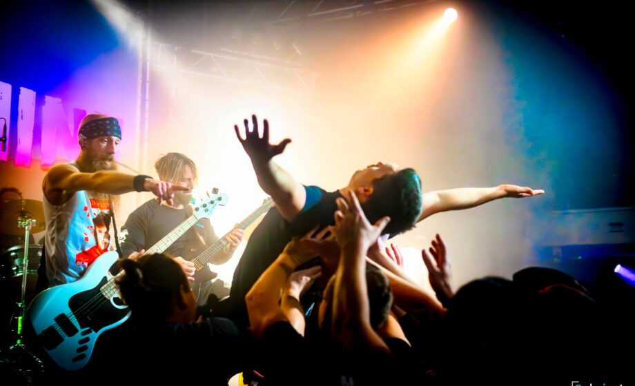 Crowdsurfing bei einem Rockkonzert