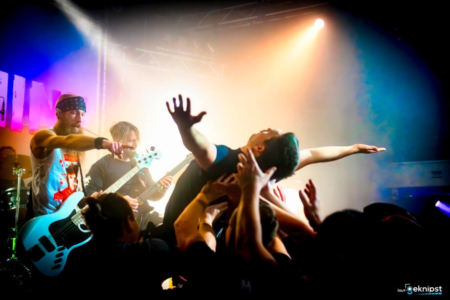 Crowdsurfing bei einem Rockkonzert