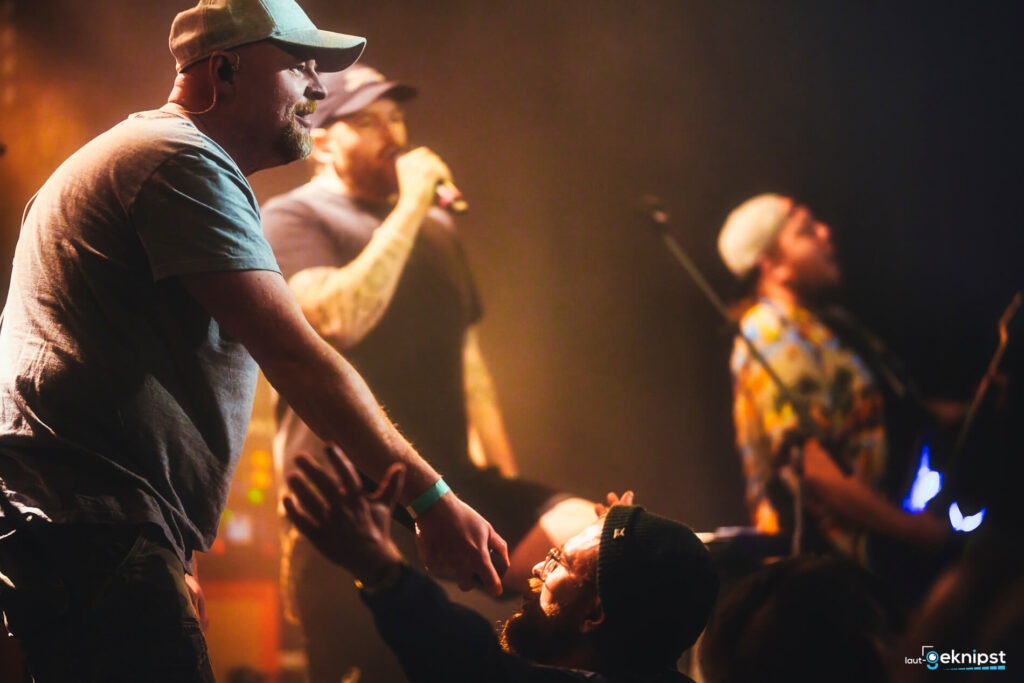 Band performt auf der Bühne mit Publikum