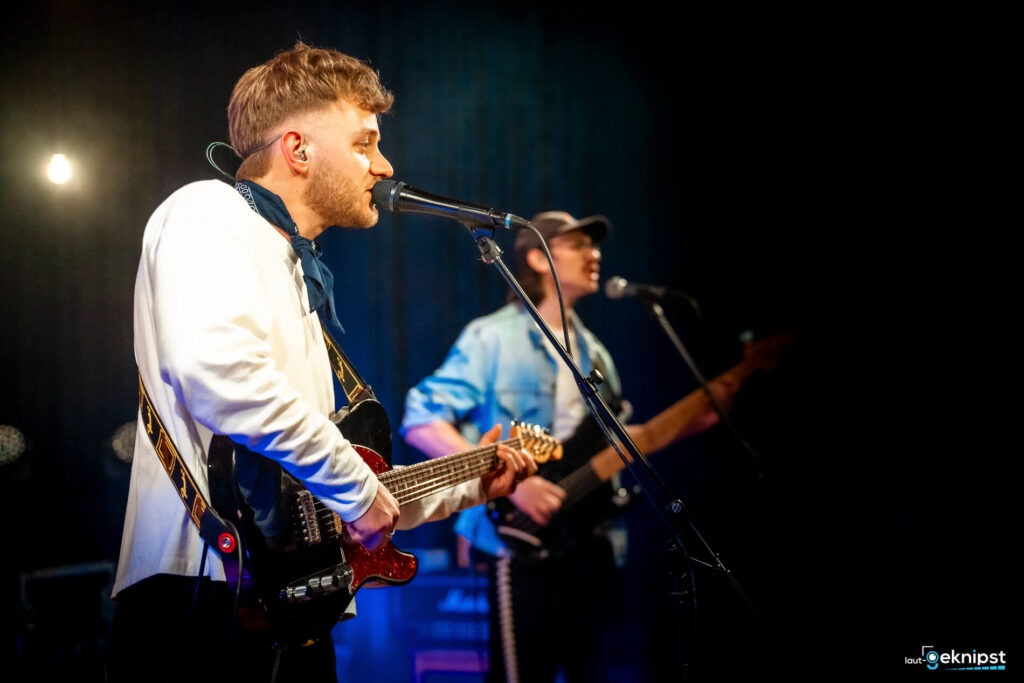 Band spielt live auf der Bühne