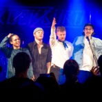 Band auf Bühne verbeugt sich vor Publikum.
