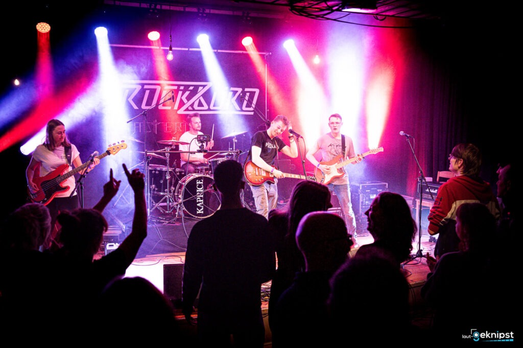 Liveband spielt auf Bühne vor Publikum