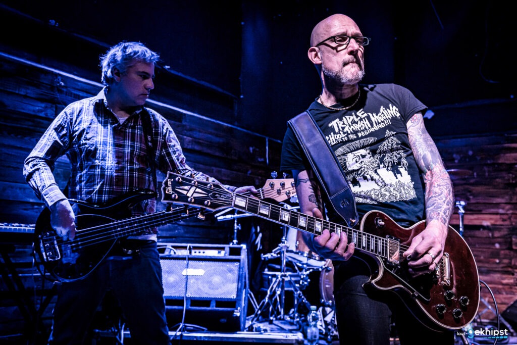 Band spielt Gitarrenmusik auf der Bühne