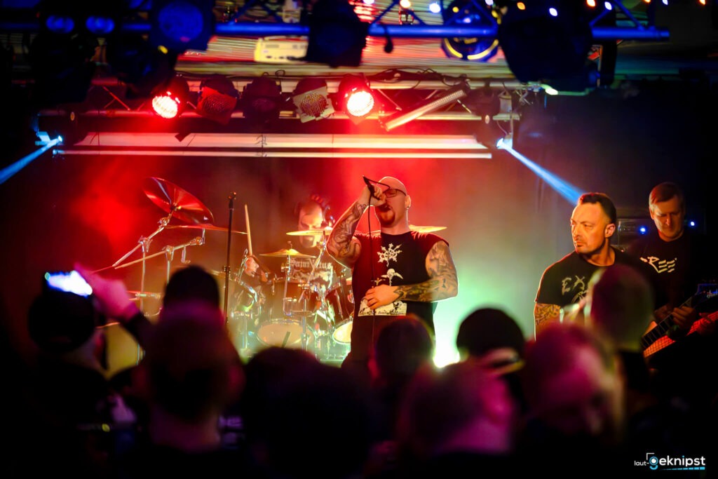 Rockband spielt Live-Konzert auf Bühne mit Publikum