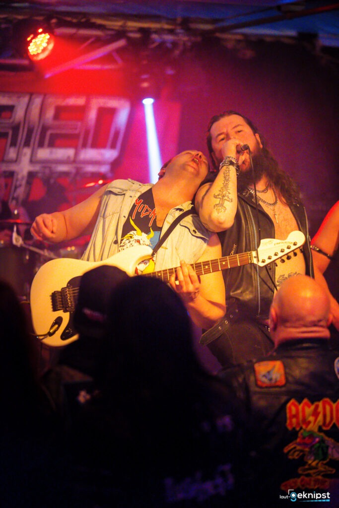 Zwei Musiker rocken die Bühne mit Gitarre und Gesang.