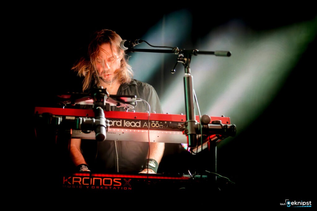 Musiker spielt Keyboard auf der Bühne