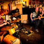 Band spielt Musik in einem Proberaum