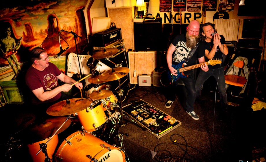 Band spielt Musik in einem Proberaum