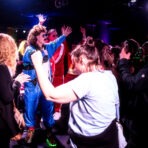 Menschen feiern in einer Partyatmosphäre.